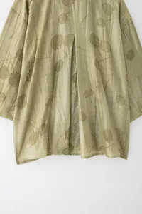 Vue detaillee du cardigan feminin leger et decontracte avec joli motif floral vert.