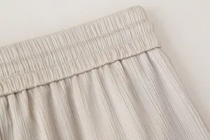 Primer plano de la cintura elástica plisada de mujer con una textura de tela muy delicada.