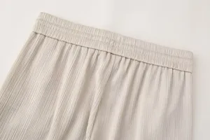 Vista detallada de pantalones plisados de mujer cintura alta elastica textura primer plano