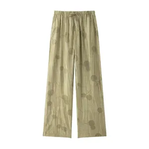 Vue détaillée de pantalon décontracté ample pour femme en été avec imprimé floral et lien.