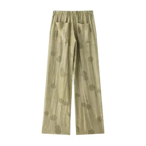Vue détaillée arrière du pantalon décontracté vert clair avec taille élastique et imprimé.