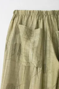 Gros plan sur les details du pantalon decontracte olive femme taille elastique.