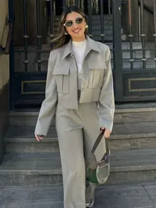 Ensemble costume femme style européen veste courte et pantalon, vue de détail.
