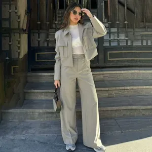 Vue détaillée de l'ensemble décontracté pour femme avec veste cargo et pantalon large.