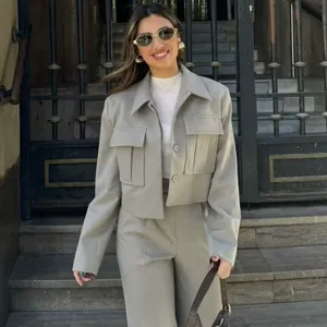 Vue de détail d'un ensemble blazer et pantalon slim décontracté pour femme en rue.
