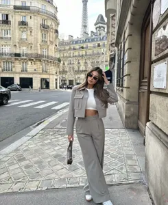 Ensemble chic de veste de costume courte et slim et pantalon large taille haute femme.