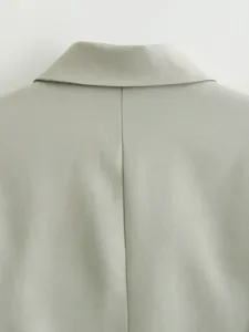 Vue détaillée du col et de la couture arrière d'un blazer décontracté pour femme.
