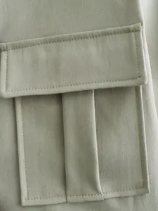 Gros plan d'une poche cargo kaki élégante sur un pantalon décontracté en twill fin.