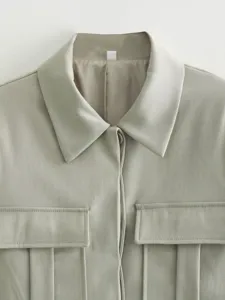Vue détaillée du col et de la poche de poitrine de la veste décontractée pour femmes.
