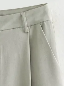Gros-plan sur la taille et la poche du pantalon de costume femme, twill gris chic.