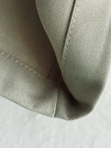 Vue détaillée du tissu de pantalon décontracté pour femme avec armure sergée et coutures.