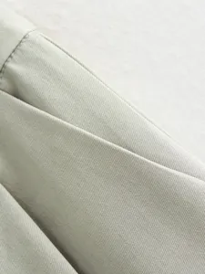 Gros plan sur le tissu du pantalon décontracté pour femmes, texture sergée et coutures.
