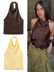 Gros plan sur les details du haut halter en satin elegant, montrant le tissu et l'encolure.