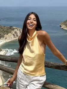 Vue détaillée du haut élégant pour femme en satin licou, mettant en valeur son tissu.