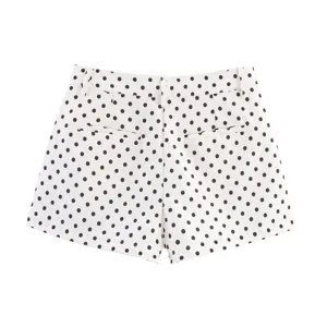 Vista detallada de los shorts de verano blancos para mujer con clásico estampado de lunares.