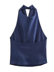 Détail top satin bleu marine dos nu, vêtement femme été élégant sans manches en soie.