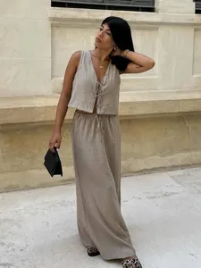 Detailed view of the elegant linen-blend summer two-piece vest and trousers set.