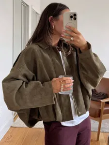 Vue détaillée de la veste bomber élégante en suédine vert olive avec revers et zip.