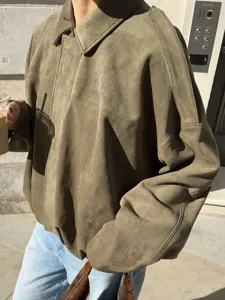 Détail de veste en suédine vert olive, mettant en valeur le col et le tissu de qualité.