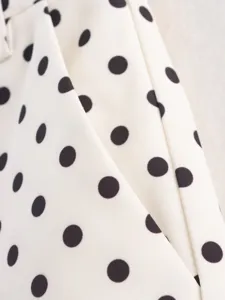 Primer plano de los detalles del clásico tejido de lunares blanco y negro con textura fina.
