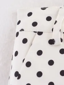 Primer plano del detalle de la cintura del short de lunares, diseño de tela clásico blanco y negro.