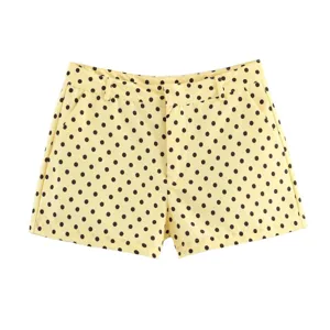 Pantalones cortos casuales amarillos para mujer con estampado de lunares negros y bolsillos.