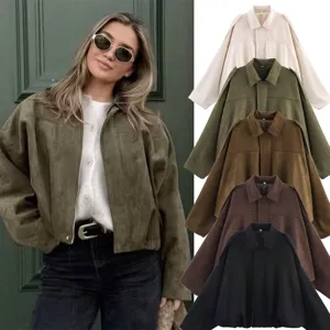 Vue detaillee de la veste bomber a revers en suede pour femme avec texture douce et coloris.