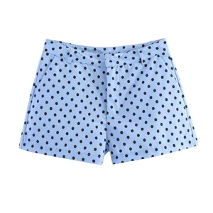 Pantalones cortos casuales de mujer azul claro con clásico estampado de lunares negros.