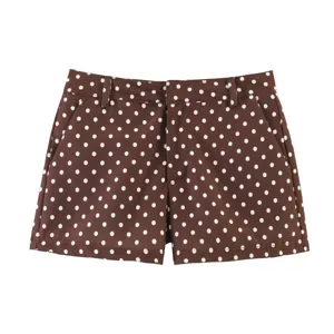 Vista detallada de pantalones cortos casuales de mujer marrones con estampado de lunares.