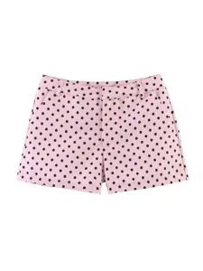 Vista detallada de pantalones cortos rosas para mujer con lunares negros clásicos.