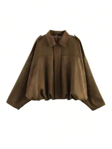 Détail de veste bomber en suédine marron, col stylé et manches bouffantes pour le printemps.