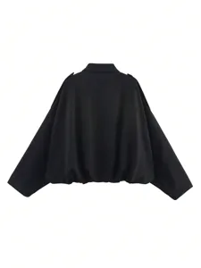 Détail du dos de la veste en suédine noire à revers avec un ourlet ample et confortable.