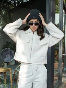 Detailed view of the stylish white cropped zip-up fleece jacket for women casual autumn wear.
