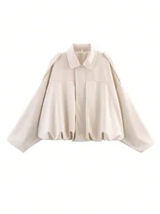 Vue détaillée de la veste bomber à revers en suédine pour femme en beige, montrant le tissu.