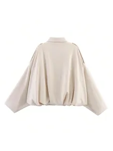 Vue arrière détaillée d'un blouson aviateur en suédine beige, style oversize tendance.