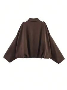 Détail de dos de la veste bomber en suédine marron, coupe oversize, manches chauve-souris.