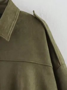 Détail de veste à revers en suédine pour femmes, montrant une texture de tissu et des coutures.