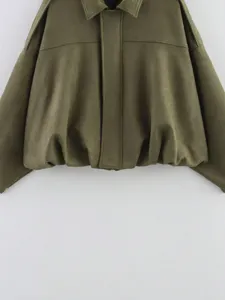 Veste bomber effet suédine vert olive à col rabattu, parfaite pour un style printanier chic.