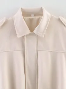 Détail de col de veste en suédine beige, texture premium, design de revers élégant.