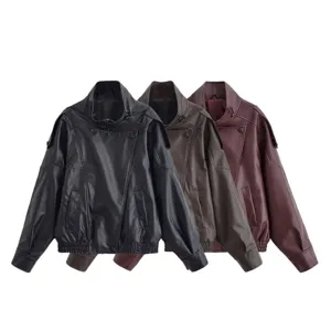 Vue détaillée montrant les vestes de motard en cuir synthétique texturé en noir, brun et vin.