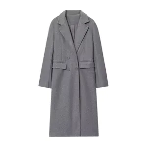 Manteau long gris en mélange de laine pour femme d'automne avec revers et poches.