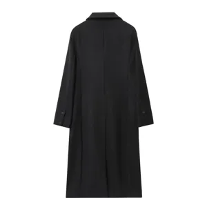 Manteau long classique noir en mélange de laine pour femme, détail élégant du dos en automne.