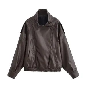 Détail de veste en similicuir marron foncé, texture litchi, col montant, poignets.