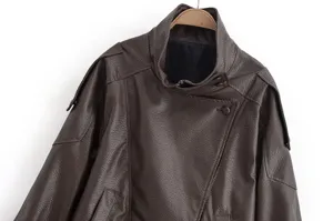 Vue détaillée de veste de moto en similicuir marron foncé, vêtement élégant pour femme.