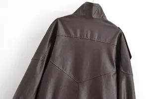 Vue détaillée d'une veste en cuir marron foncé avec motif litchi, manteau élégant.