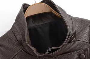 Détail du col d'une veste en cuir marron grain litchi pour femme, avec fermeture et bouton.