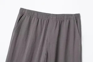 Λεπτομέρεια μέσης casual γκρι παντελονιού, άνετη ελαστική ζώνη και πλαϊνές τσέπες.