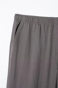 Λεπτομερής παρουσίαση γυναικείου casual παντελονιού με ελαστική μέση σε σκούρο γκρι χρώμα.