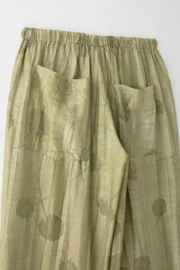 Vue détaillée du pantalon plissé décontracté pour femme avec taille élastique et poches.