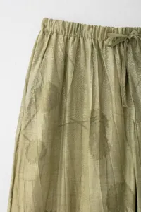 Gros plan détaillé d'un pantalon décontracté vert olive pour femme avec taille élastique.